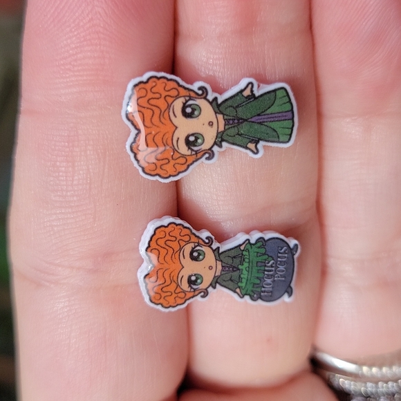 Winifred Sanderson Stud Earrings, mismatched - Picture 3 of 8